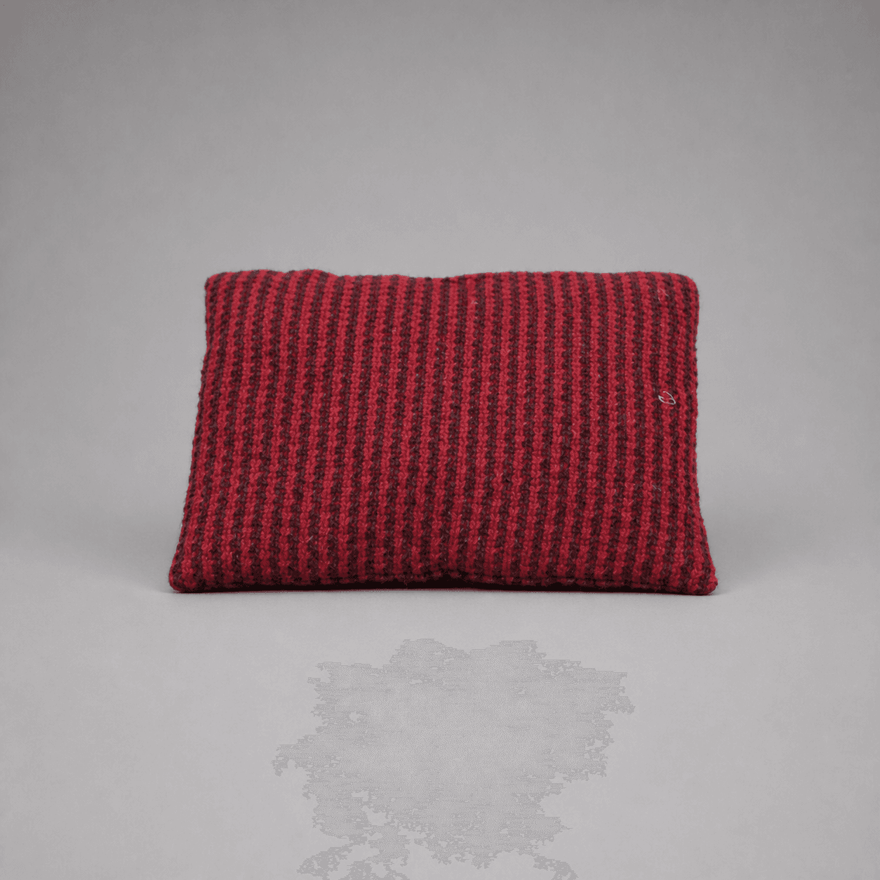 Rotes strukturiertes Kissen — Foto 1