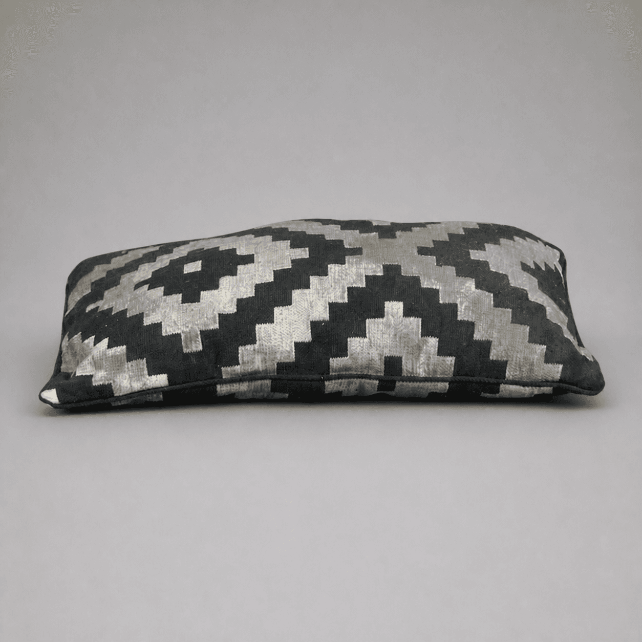 Black and white geometric cushion — Photo 1