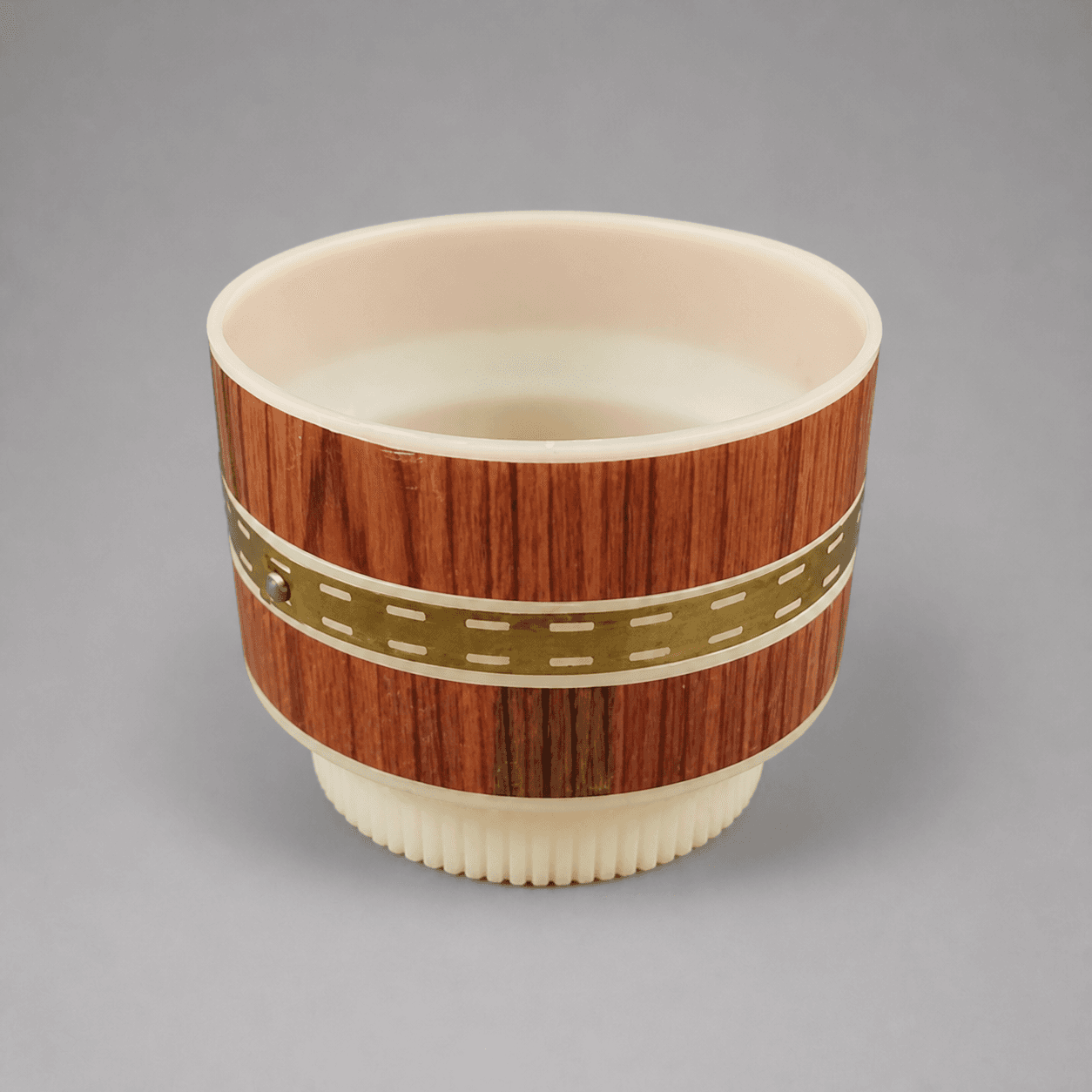 Decorative plastic flower pot with a patterned band — Photo 1