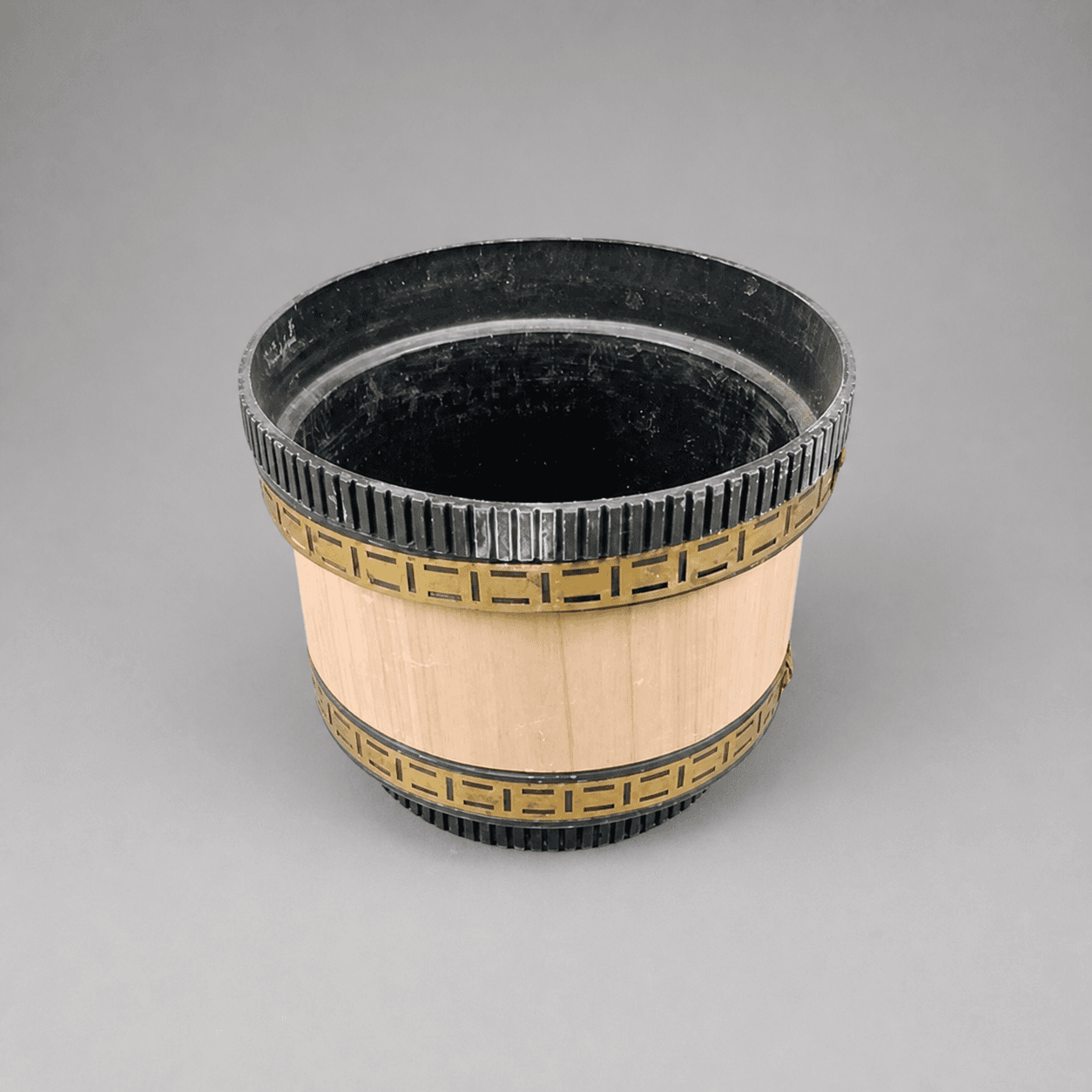 Decorative plastic flower pot with black rims — Photo 1