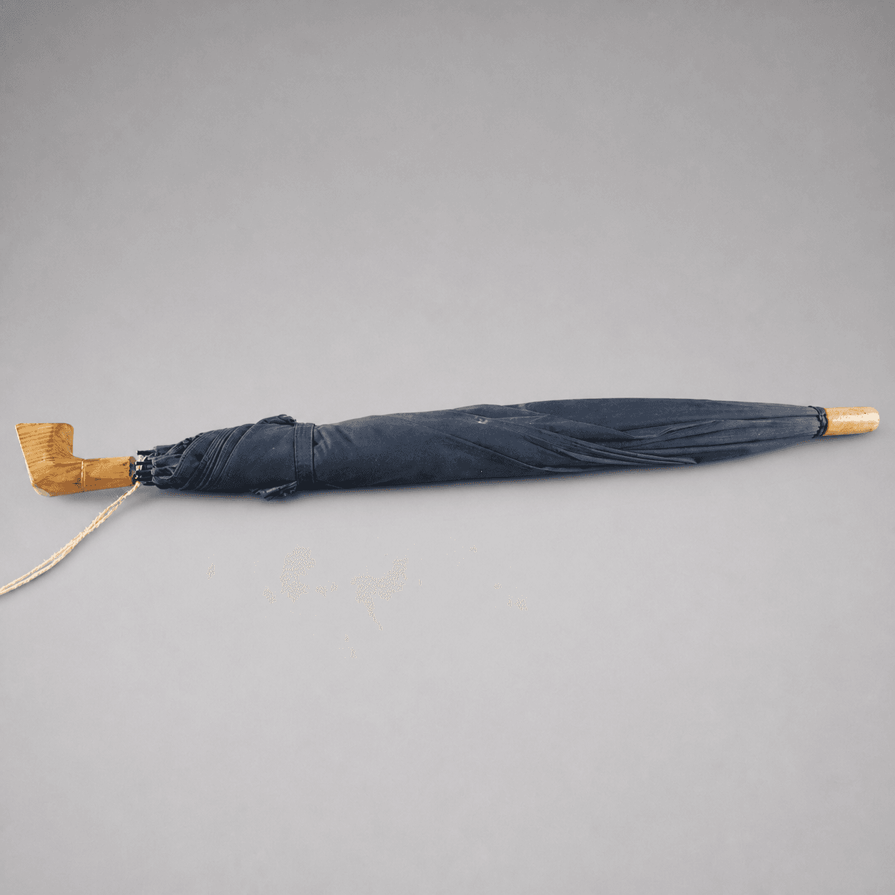 Black umbrella with wooden handle — Photo 1