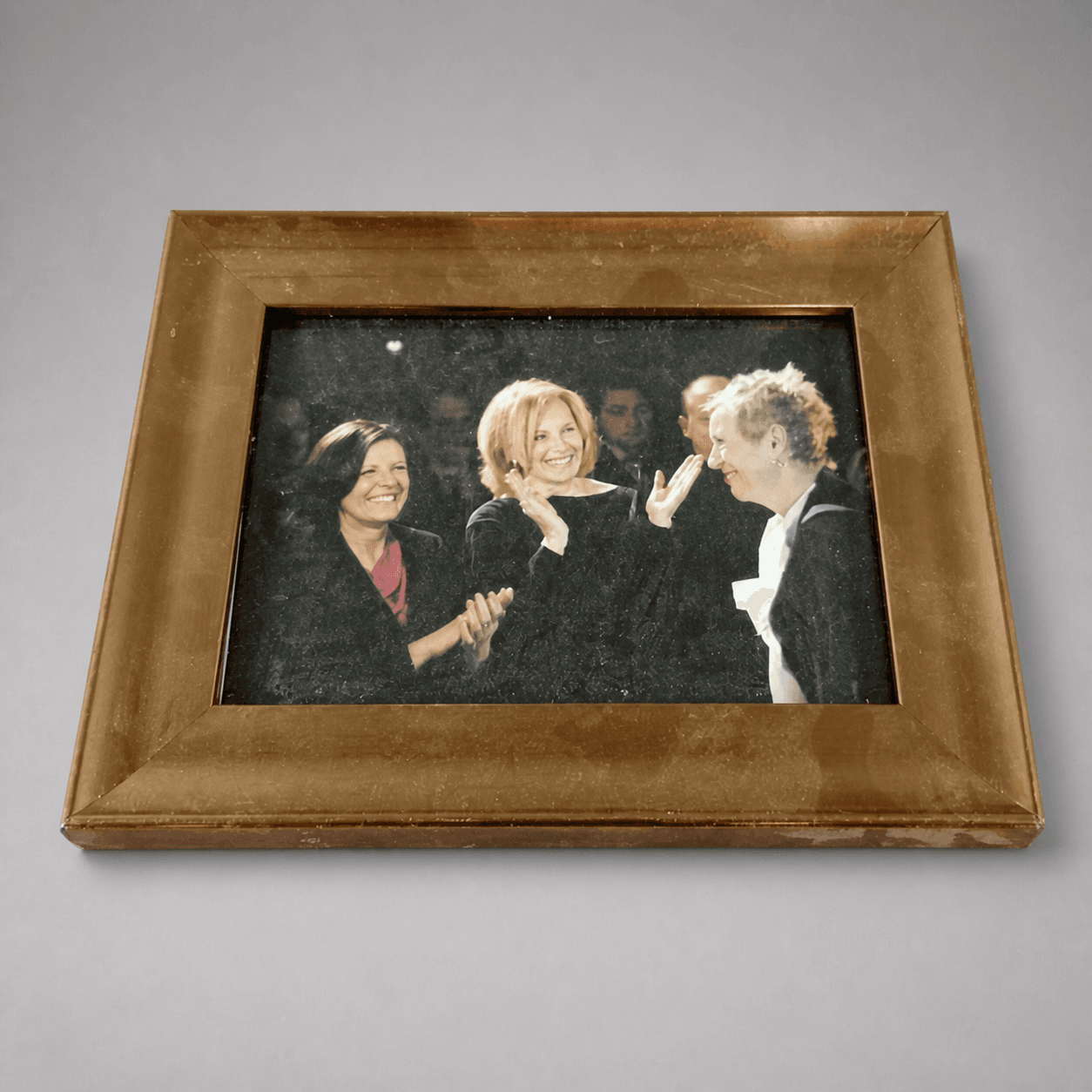 Framed photograph of three women — Photo 1