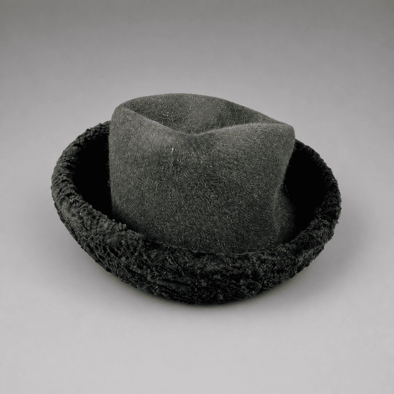 Black hat with fur brim — Photo 1