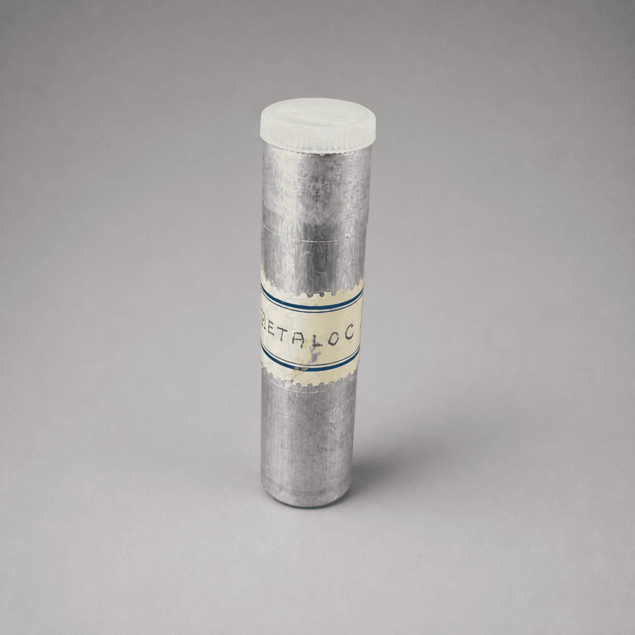 Kovová tuba s modrou etiketou — Fotografie 1