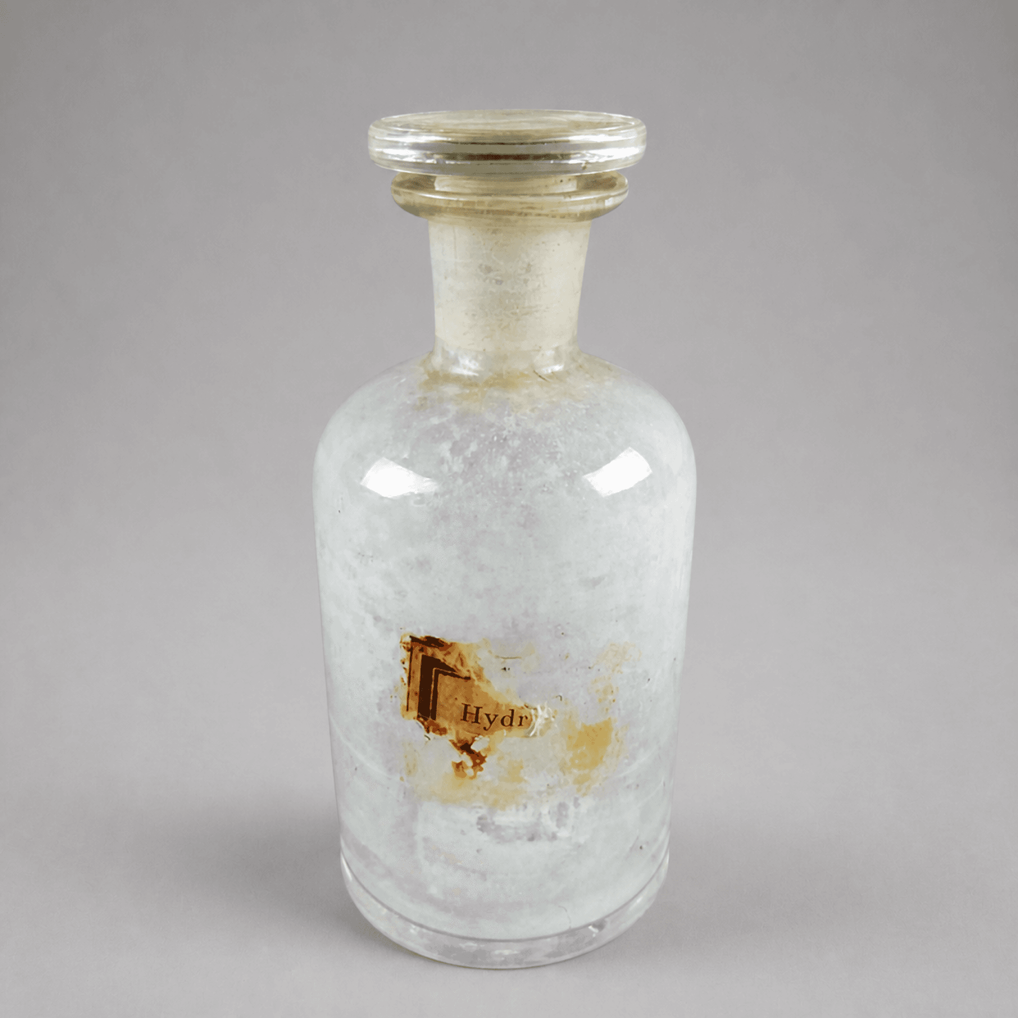 Klare Laborflasche mit beschädigtem Etikett — Foto 1