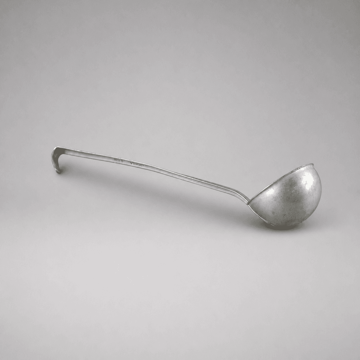 Tiefe Metallschöpfkelle mit Haken — Foto 1