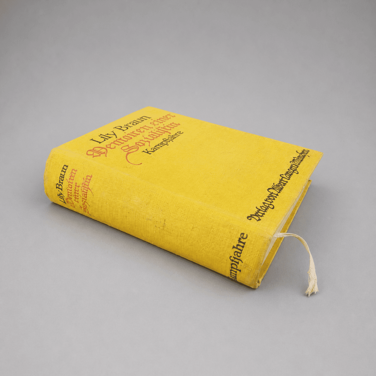 Yellow book with German title — Photo 1