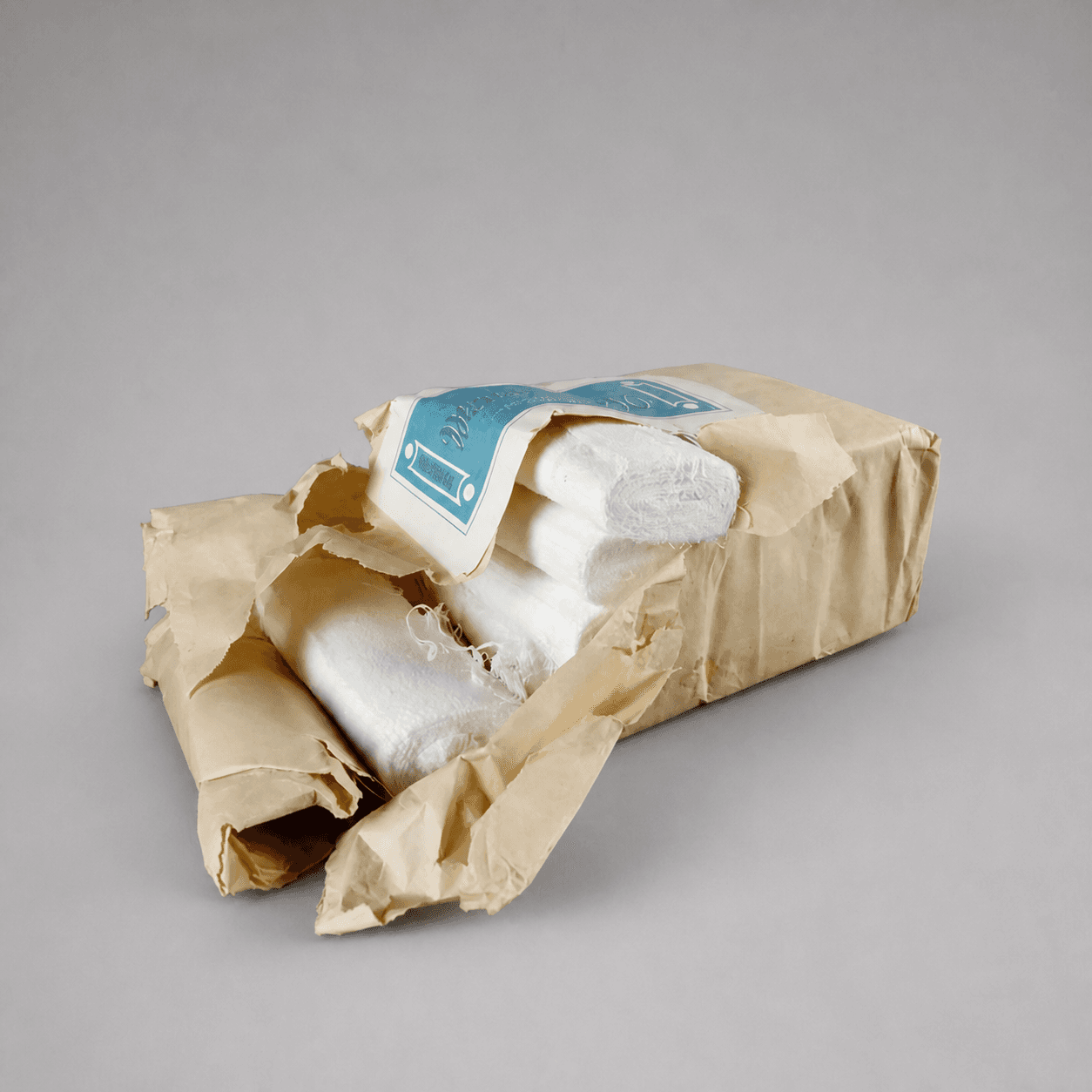 Zerrissene Packung mit weißem Textil — Foto 1