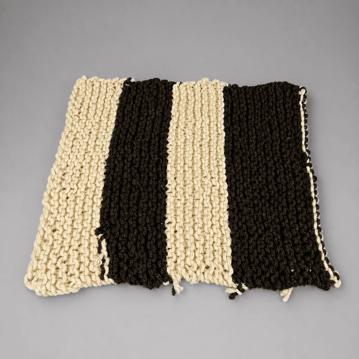 Gestricktes gestreiftes Textilstück — Foto 1