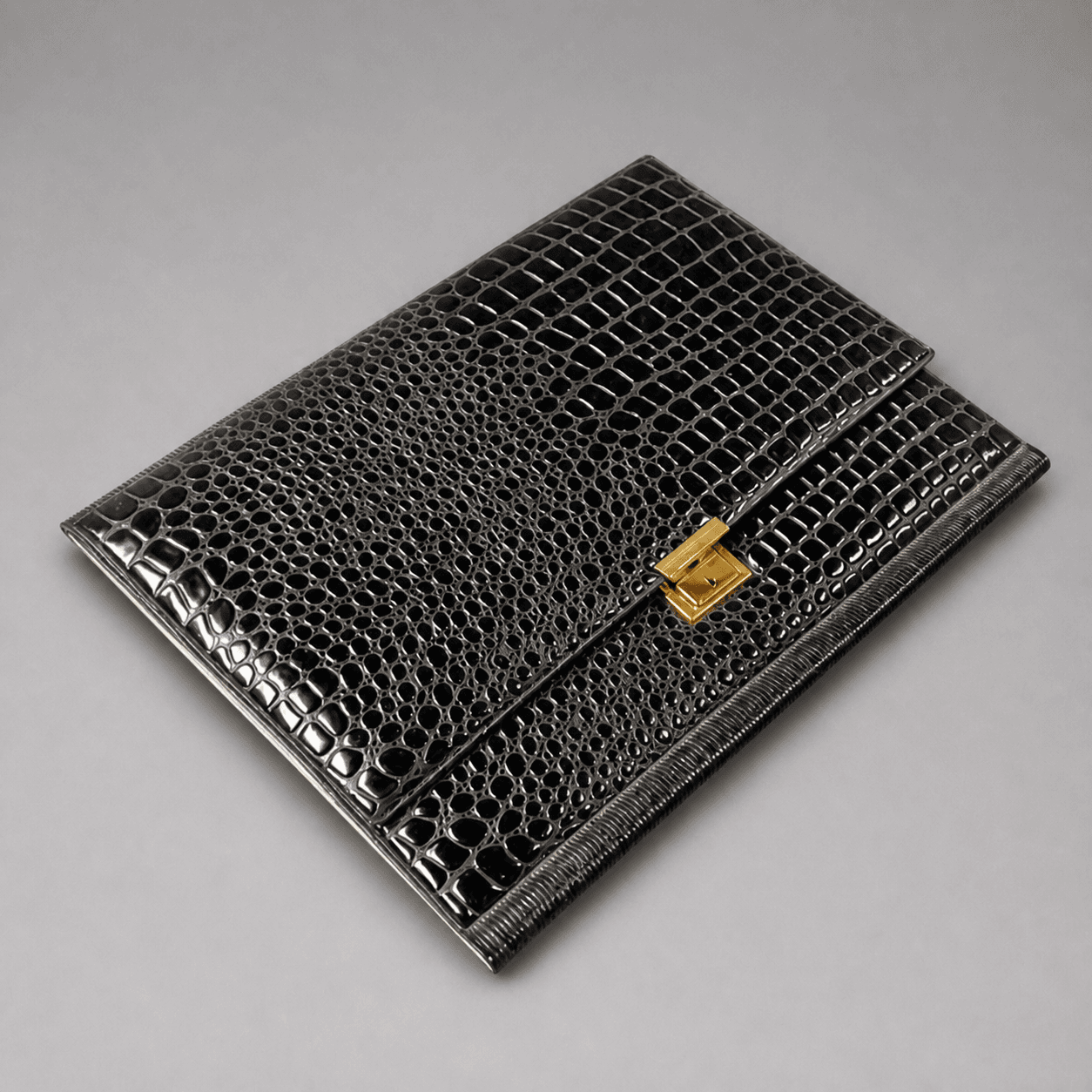 Schwarzes Etui mit Strukturmuster — Foto 1