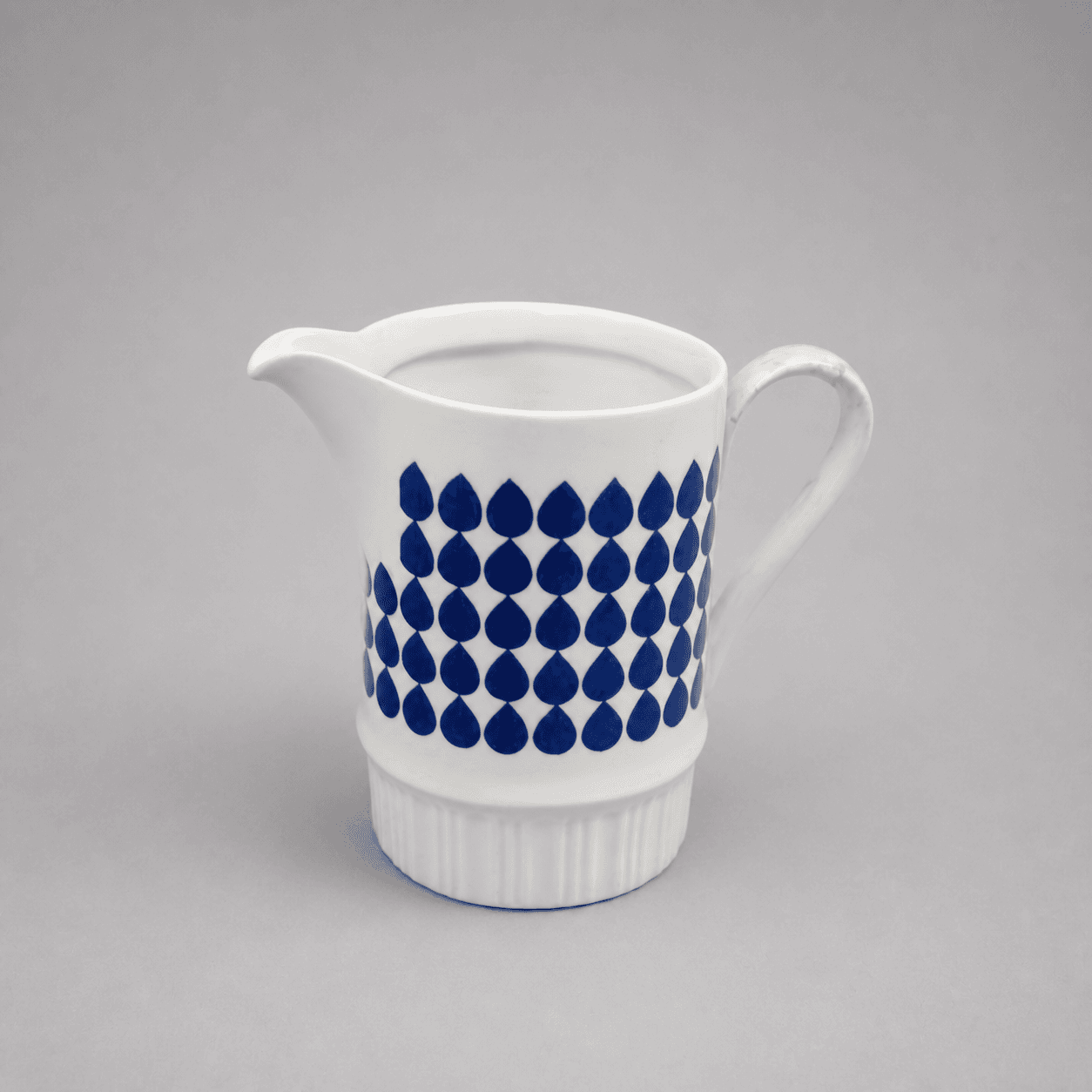 Milk jug with blue decoration — Photo 1