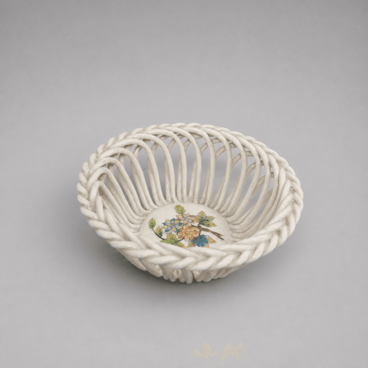 White porcelain basket bowl — Photo 1