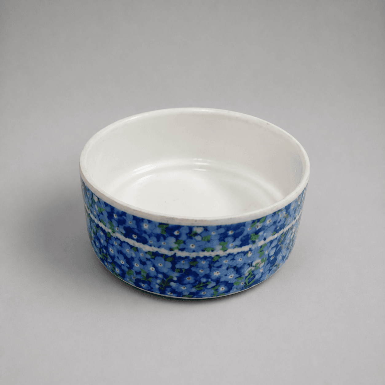 White ceramic bowl with blue decoration — Photo 1