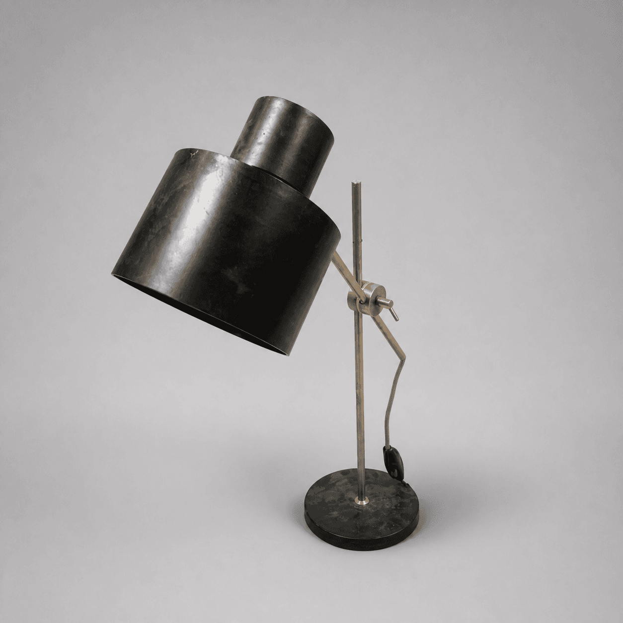 Black desk lamp with metal shade — Photo 1