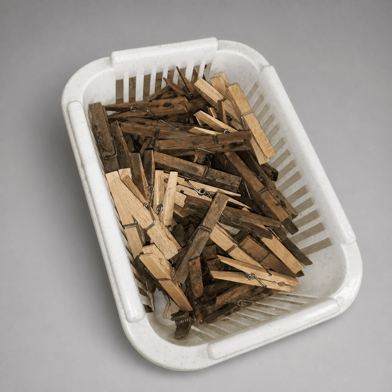 Plastic basket with wooden clothespins — Photo 1