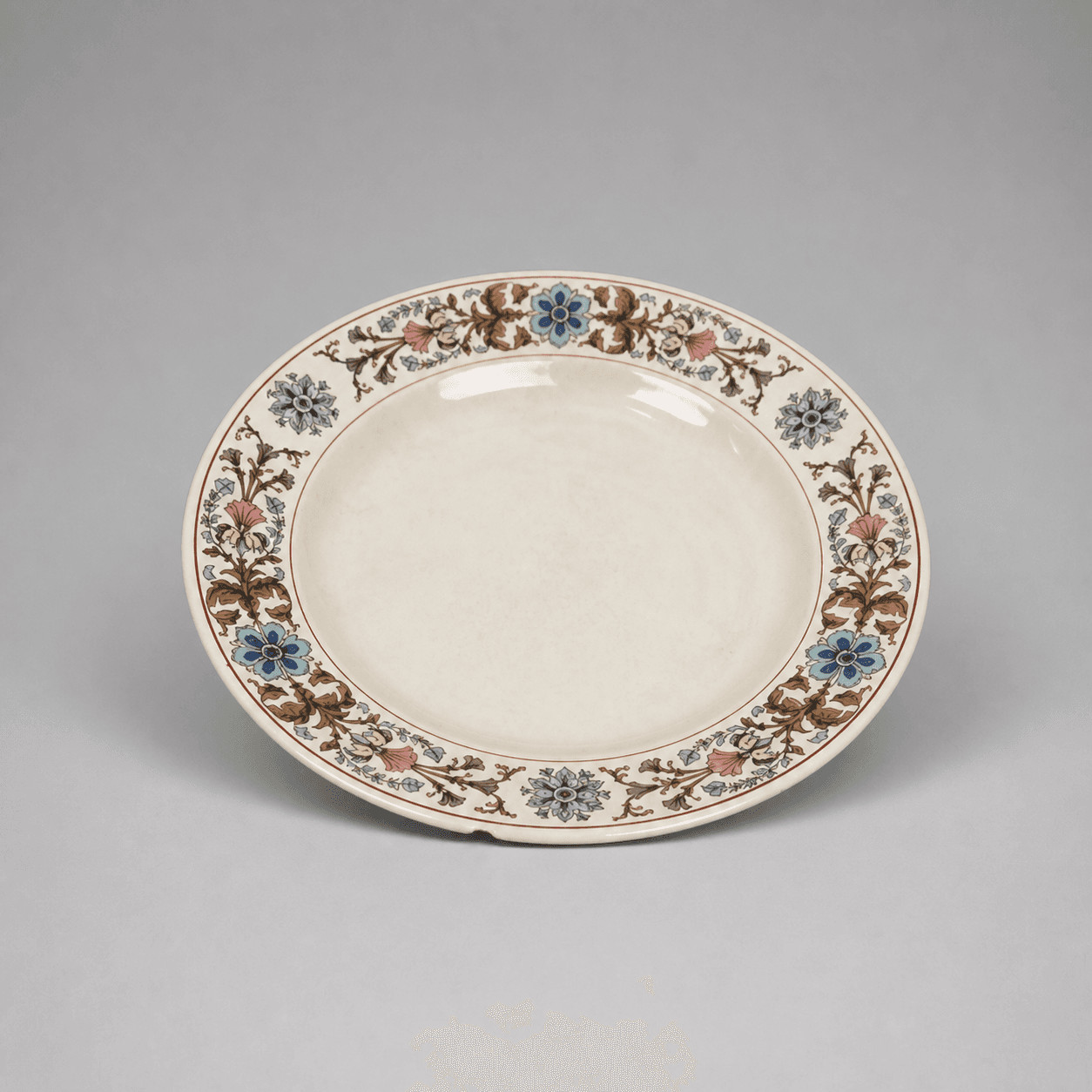 White plate with floral decoration — Photo 1