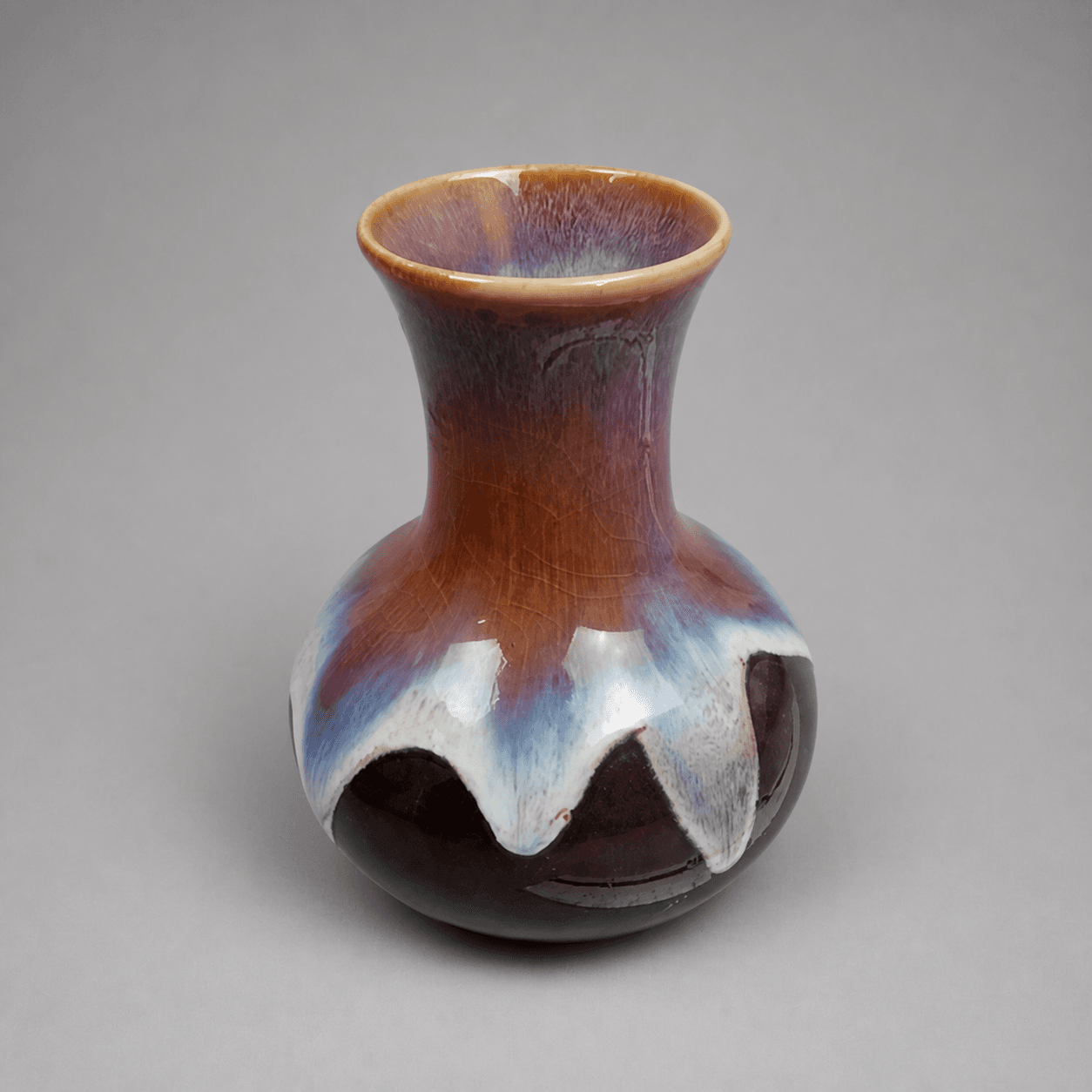 Violett-braune Keramikvase mit bunter Glasur — Foto 1