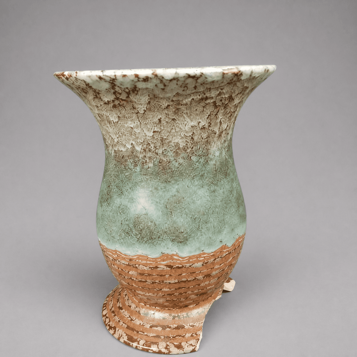 Patinated ceramic vase with broad rim — Photo 1