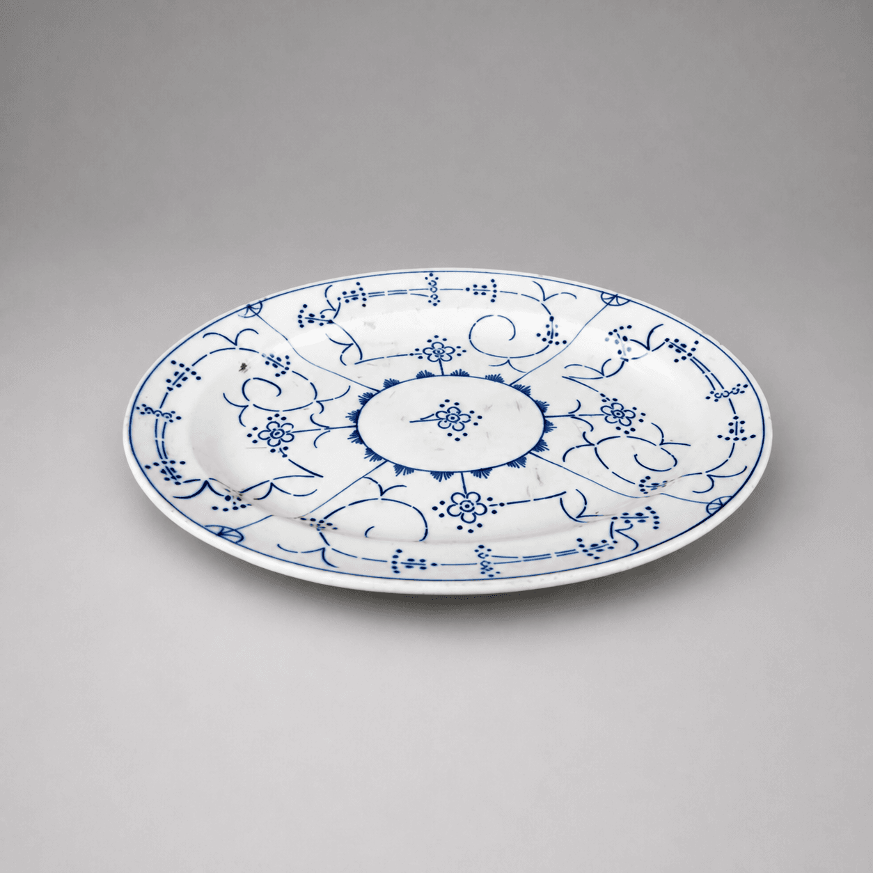 Weißer Teller mit blauem Blumenmuster — Foto 1