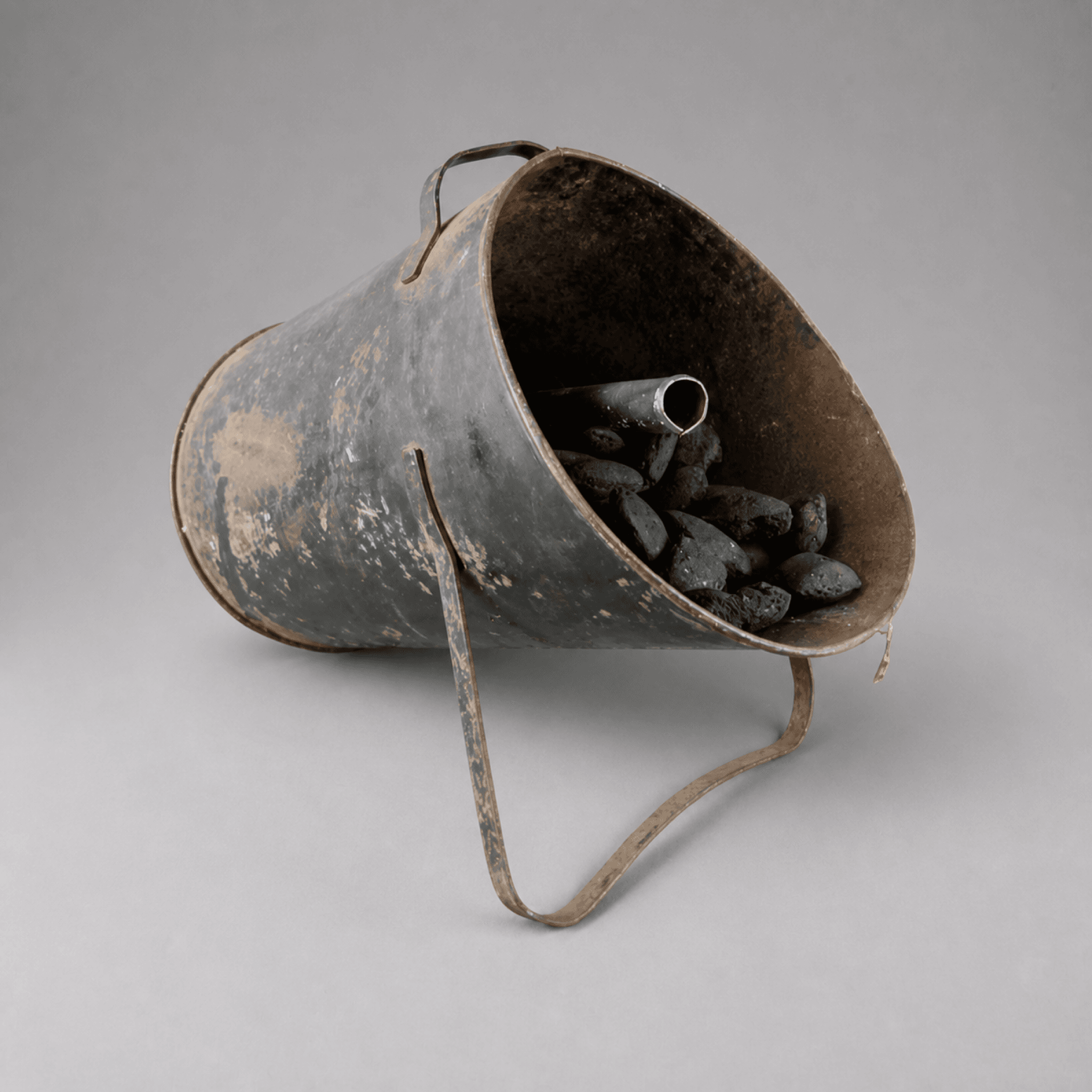 Metal container with stones and pipe — Photo 1