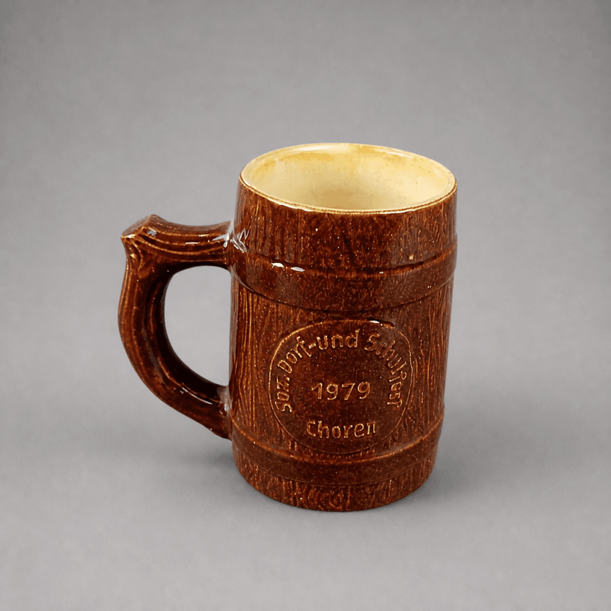 Brauner Keramikkrug mit Jahreszahl — Foto 1