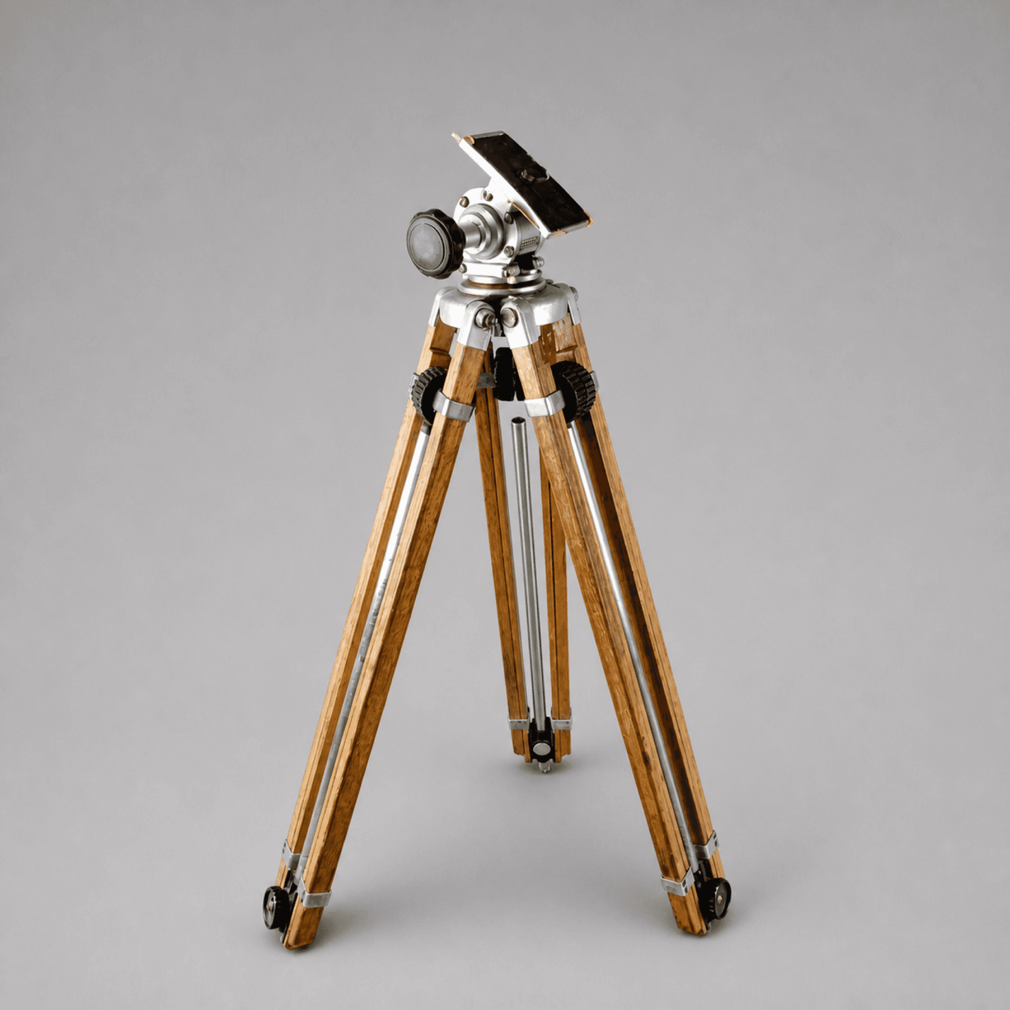 Wooden photographic tripod — Photo 1