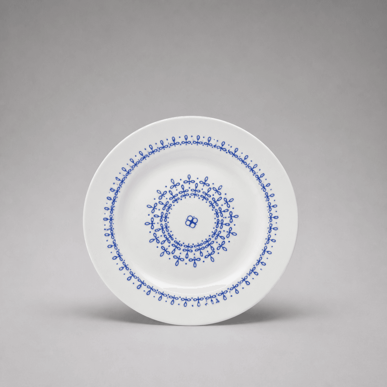 Weißer Teller mit blauem Ornament — Foto 1