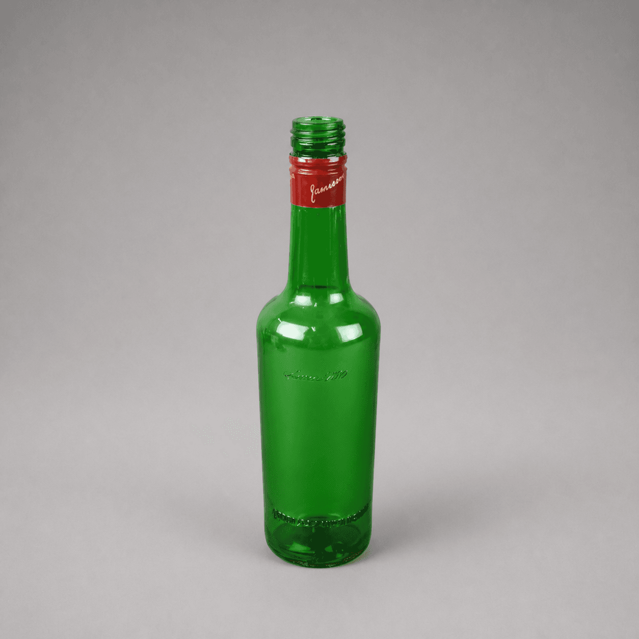 Leere grüne Flasche mit rotem Halsband — Foto 1