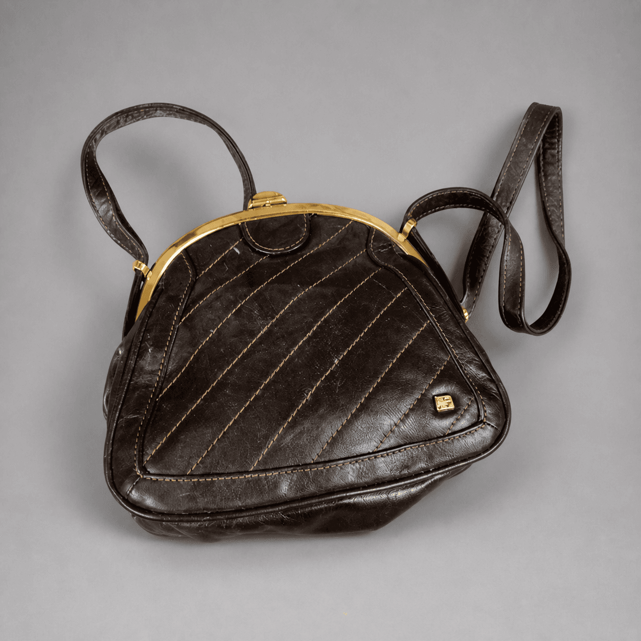 Braune Handtasche mit Goldrahmen — Foto 1