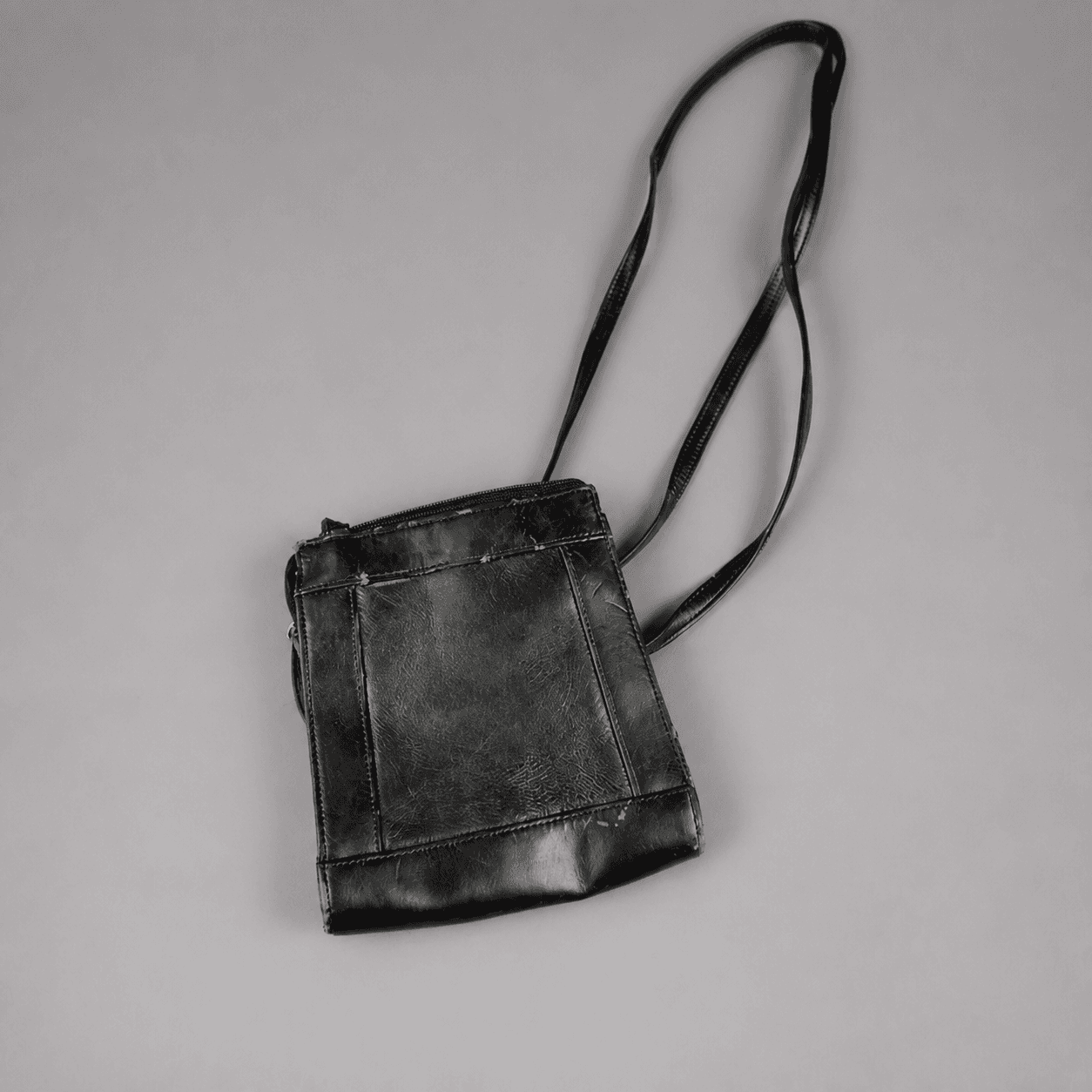 Schwarze Lederschultertasche — Foto 1