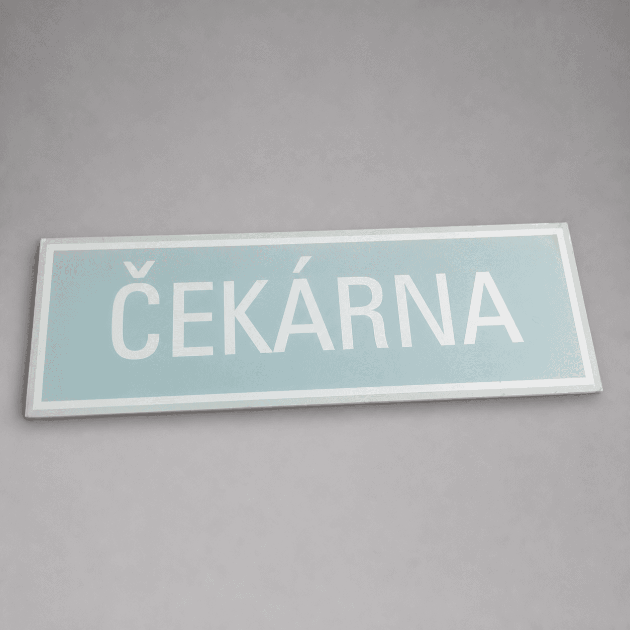 Světle modrá cedule ČEKÁRNA — Fotografie 1
