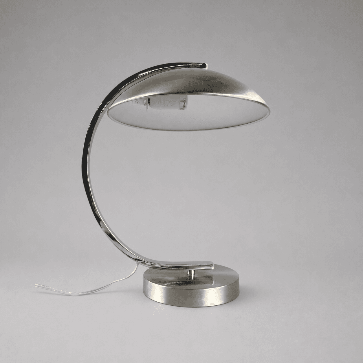 Chromová stolní lampa s obloukem — Fotografie 1