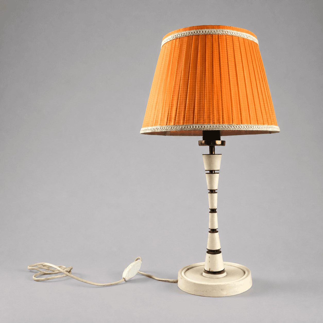 Oranžová stolní lampa s plisovaným stínidlem — Fotografie 1