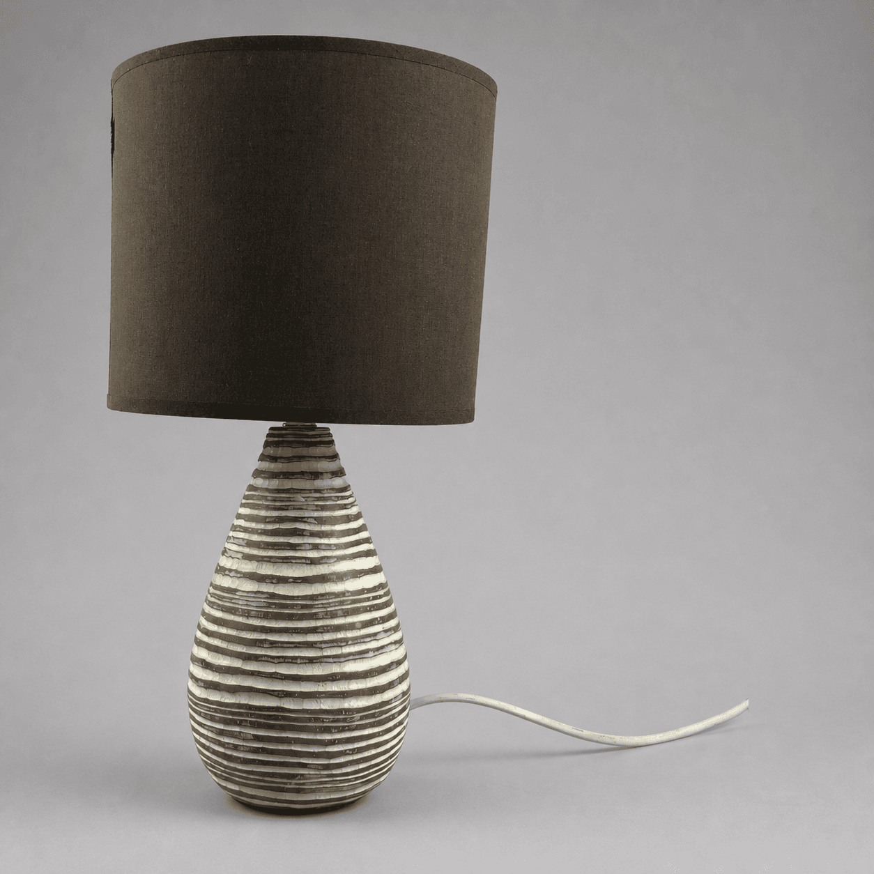 Tischlampe mit dunklem Textilschirm — Foto 1