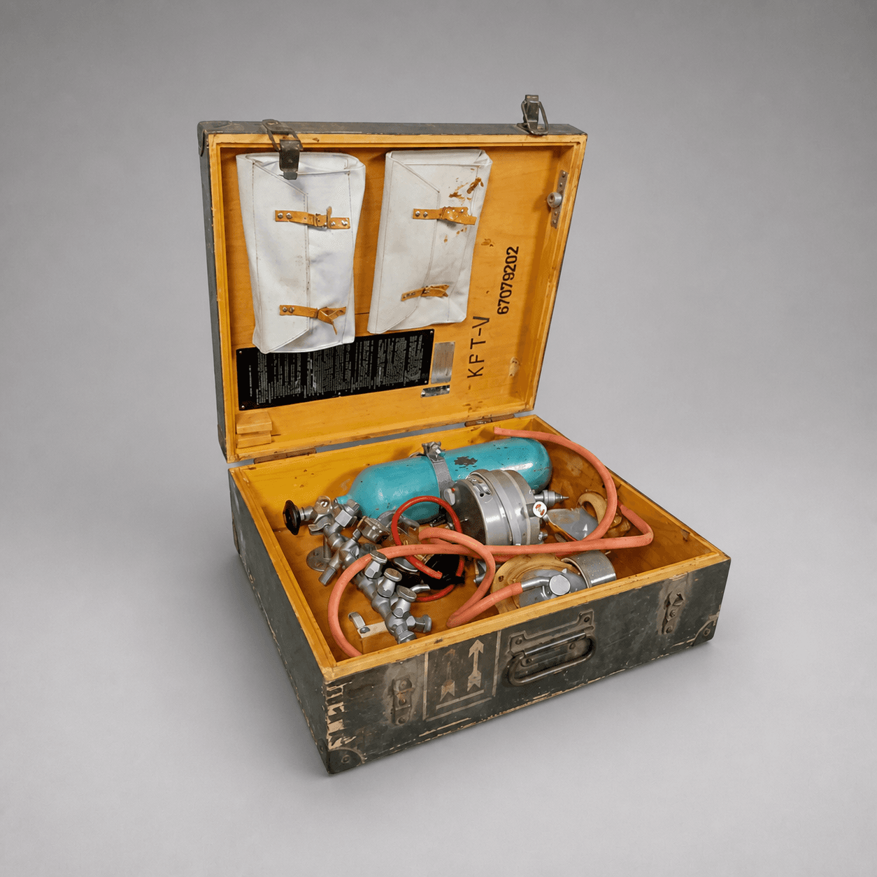 Open Metal Medical Case — Photo 1