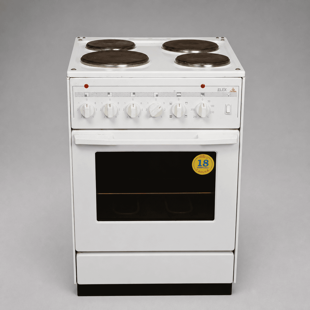 White electric cooker with four hotplates — Photo 1